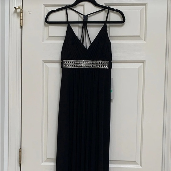 Black gown - Picture 2 of 8